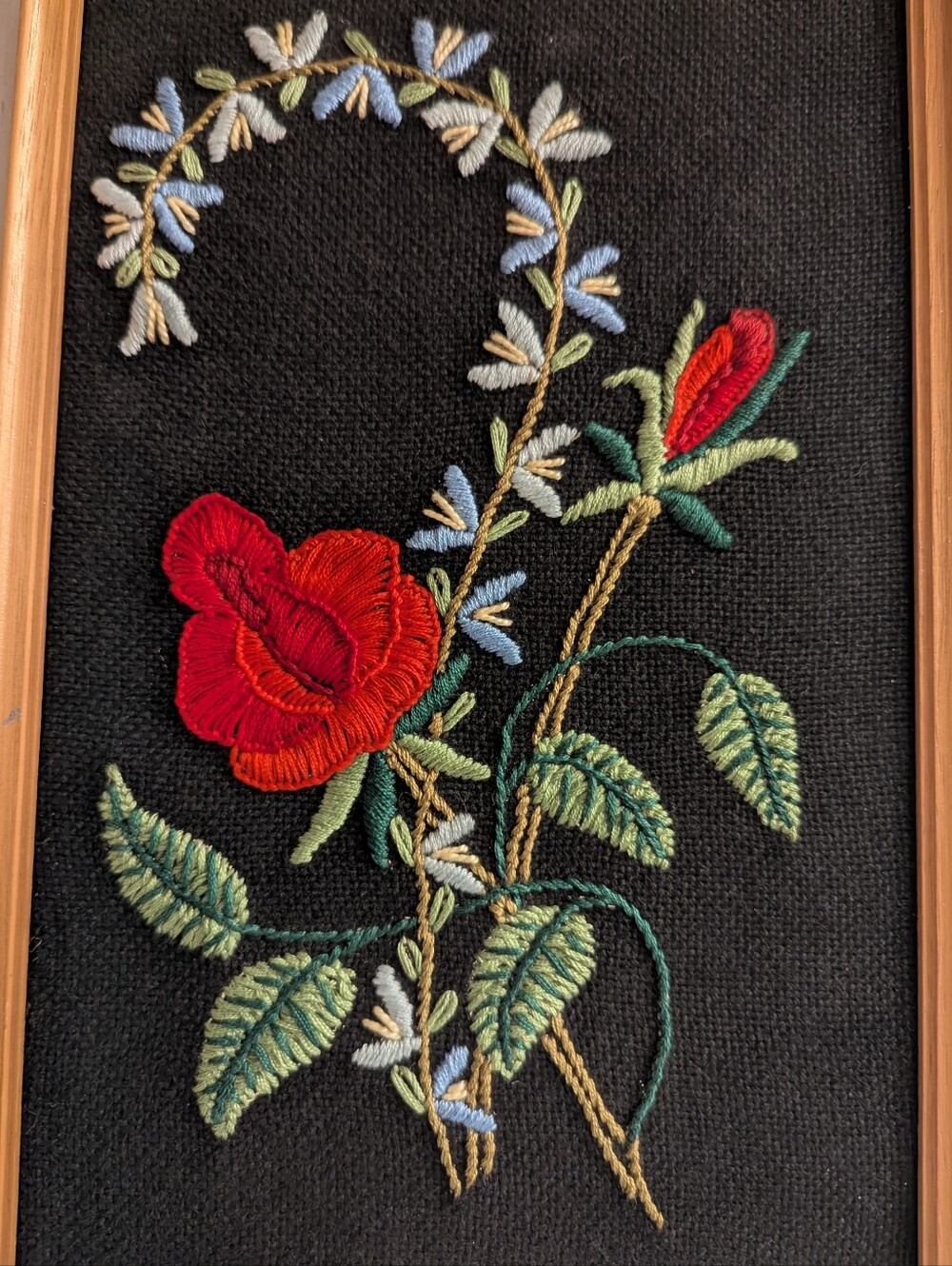 Vintage 1970s Framed Crewel Embroidery Floral Art Boho MCM Black Burlap 12x7 - Picture 2 of 8
